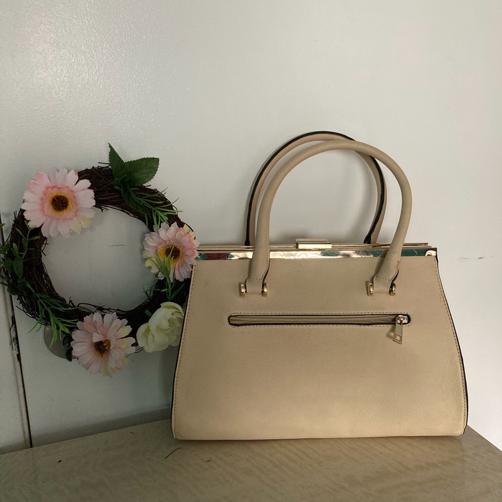 BEAUTIFUL VINTAGE HANDBAG!